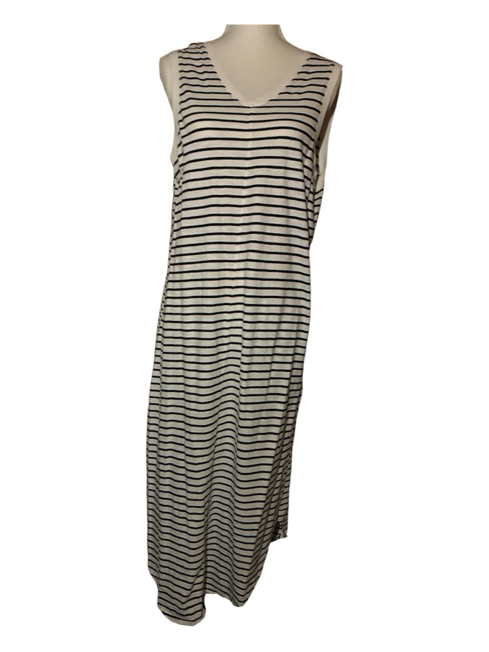 NWOT Women’s Time and Tru Black & White Striped V-Neck Front And Back Maxi Dress